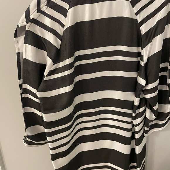 Trina Turk dress with open split sleeves. - Picture 5 of 6